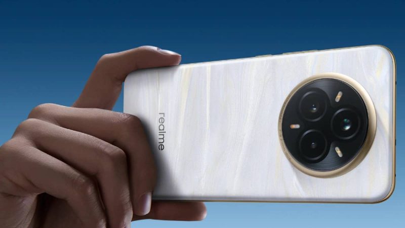 Prise en main du realme 14 Pro 5G blanc avec finition marbrée, disponible sur le realme shop