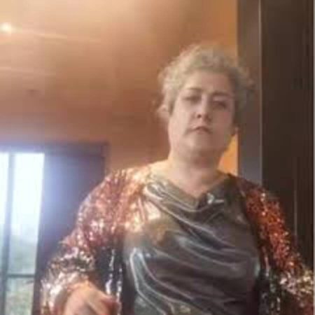 Dj Parisa en pleine performance vêtue d'une veste scintillante à paillettes dorées