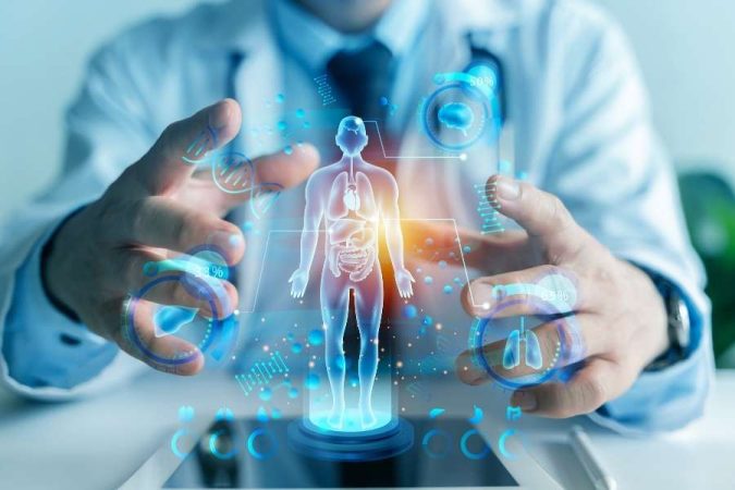 Un médecin manipulant un hologramme lumineux du corps humain pour analyser des données médicales sécurisées.